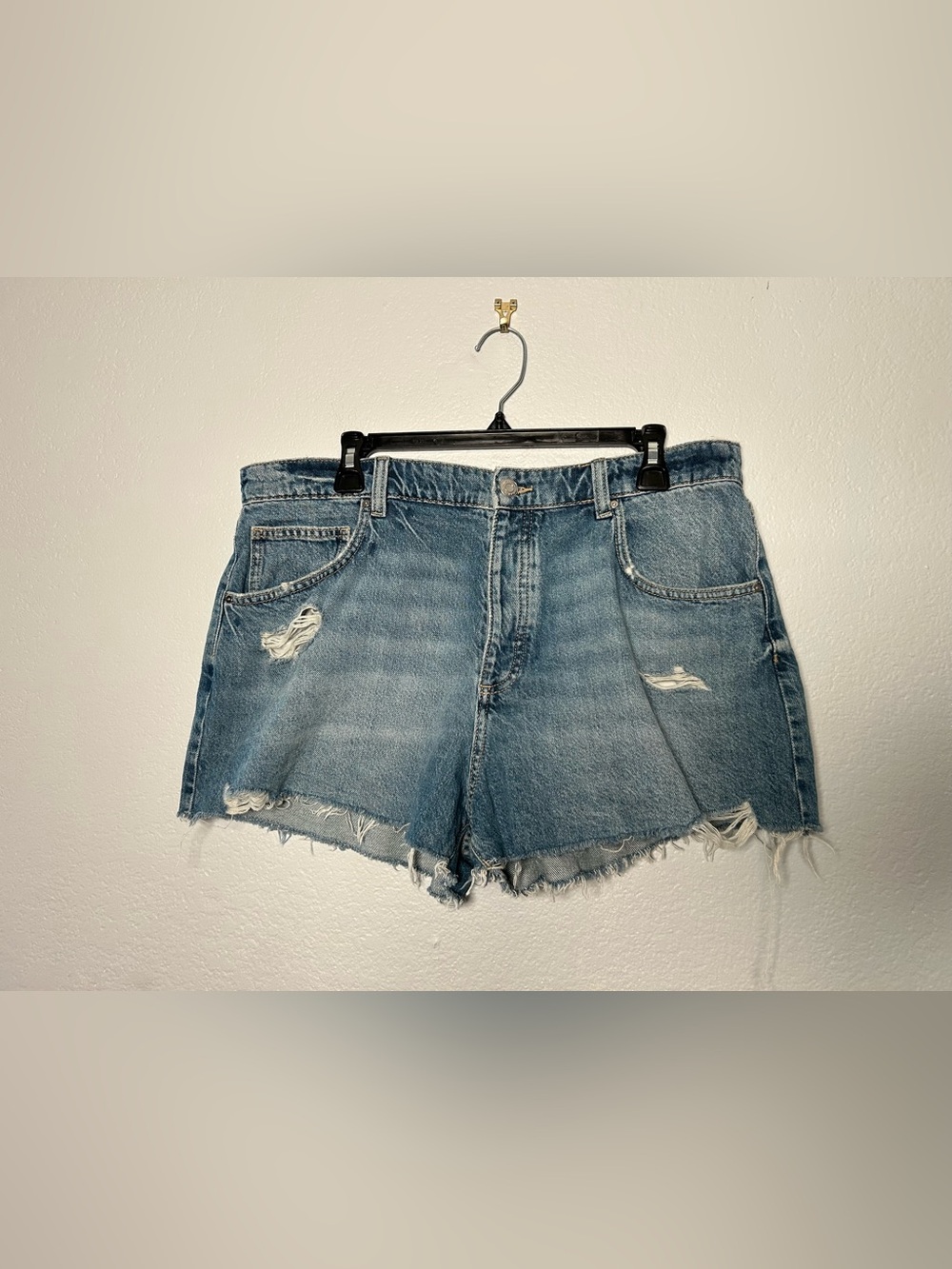 Cotton On NWT Medium Wash Mid Rise Distressed Denim Cutoff Shorts size 34